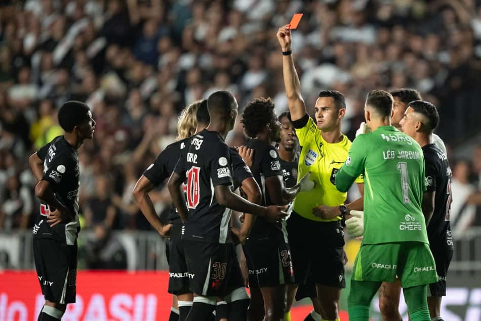 Matheus Delgado Candancan expulsando Cauan Barros, do Vasco