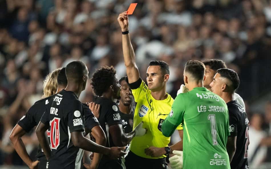 Matheus Delgado Candancan expulsando Cauan Barros, do Vasco