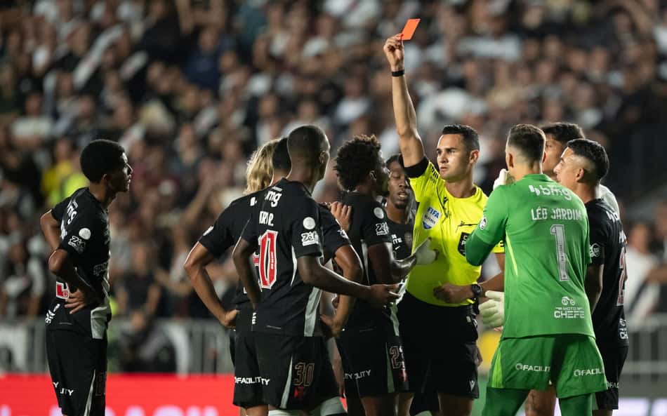 Matheus Delgado Candancan expulsando Cauan Barros, do Vasco