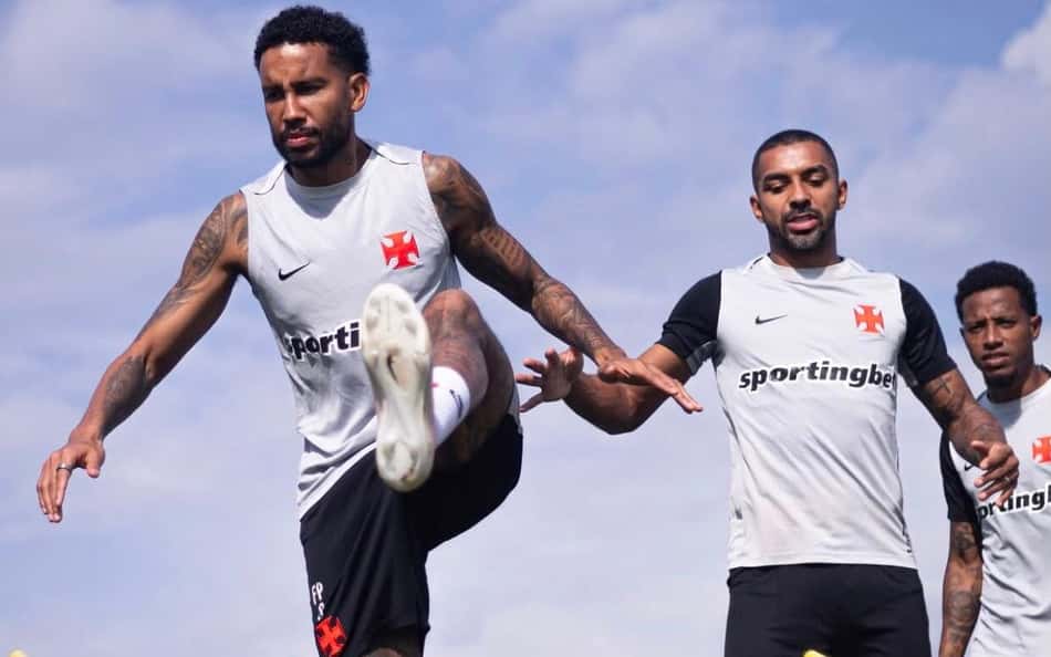 Jair, Paulo Henrique e Tchê Tchê durante treino do Vasco