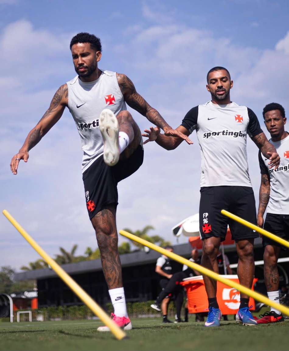 Jair, Paulo Henrique e Tchê Tchê durante treino do Vasco
