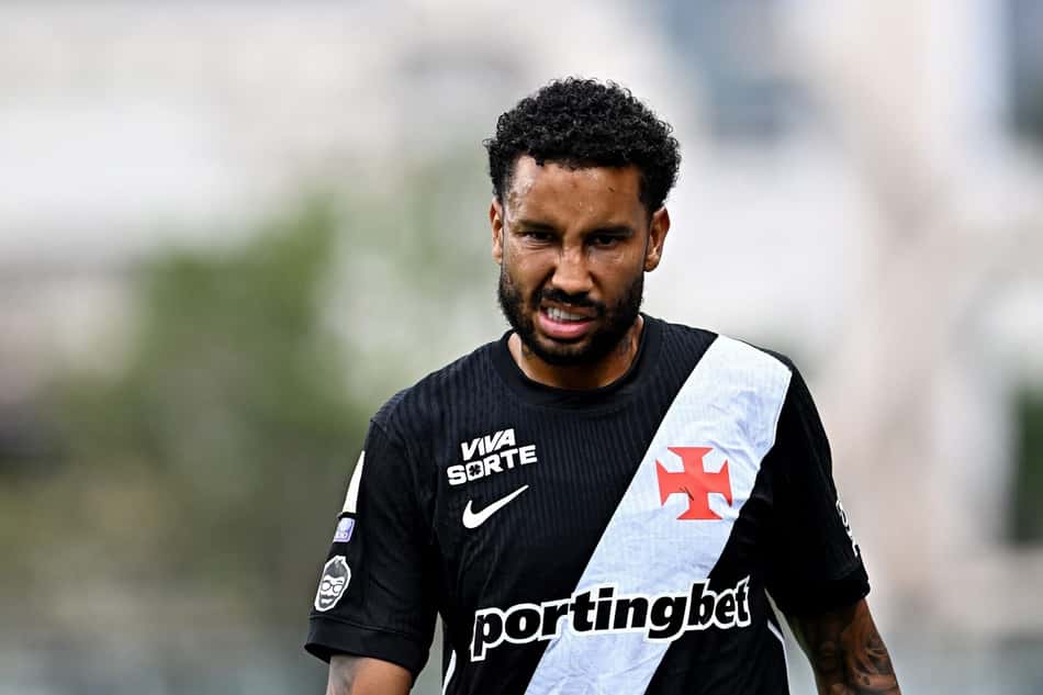 Jair com expressão de dor deixa campo em duelo entre Vasco e Santos