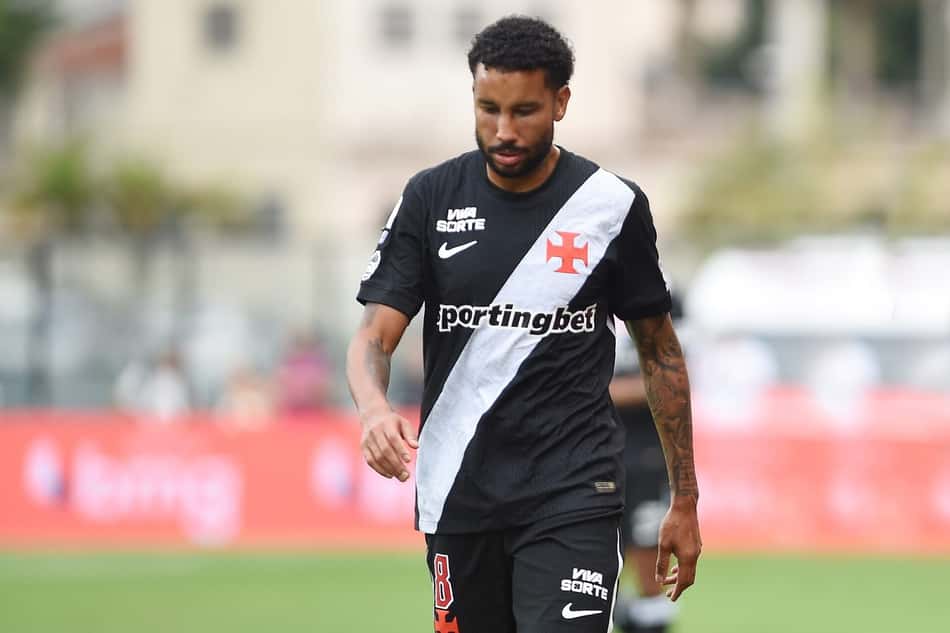 Jair com expressão de dor deixa campo em duelo entre Vasco e Santos