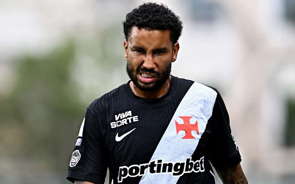 Jair com expressão de dor deixa campo em duelo entre Vasco e Santos