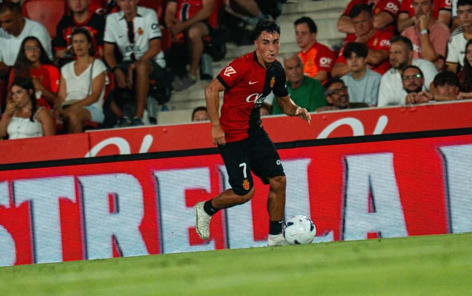 Jan Virgili em ação pelo Mallorca em amistoso contra o PSG