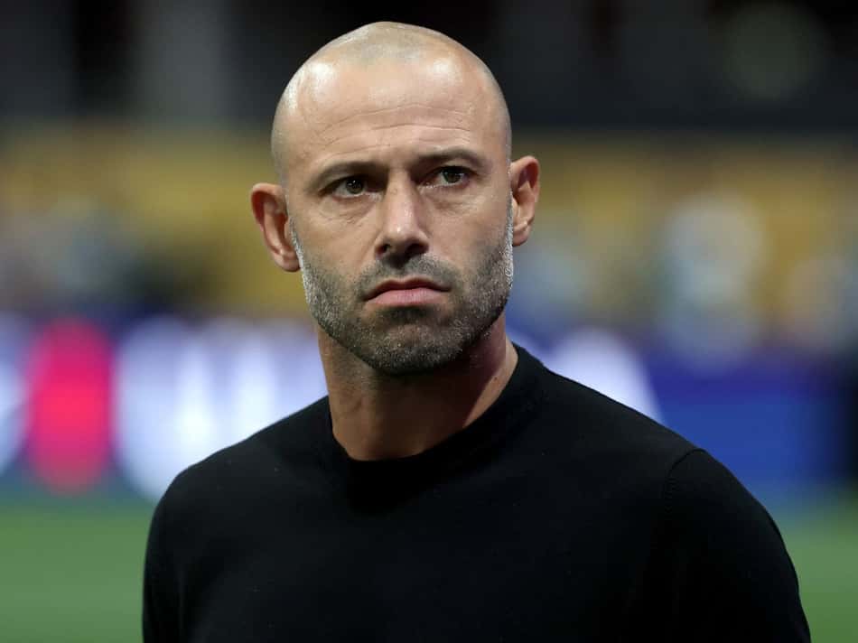Javier Mascherano olha sério à beira do campo em jogo do Inter Miami