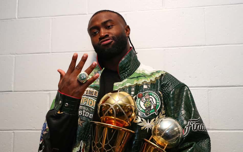 Jaylen Brown com troféu de campeão da NBA e MVP das Finais (Foto: David L. Nemec / NBAE / Getty Images / Getty Images via AFP)