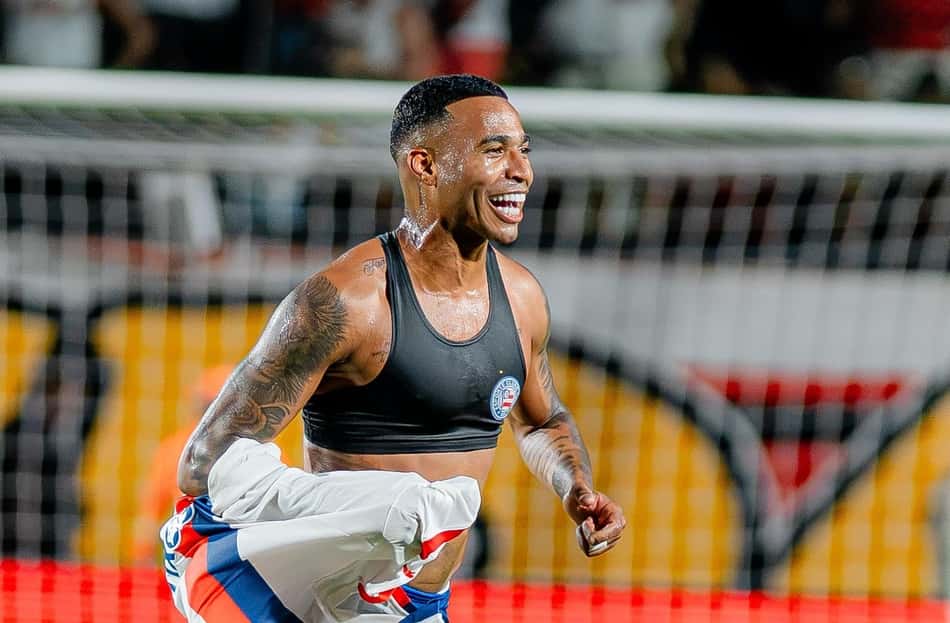 Jean Lucas tira a camisa em comemoração a gol durante Vitória x Bahia no Barradão