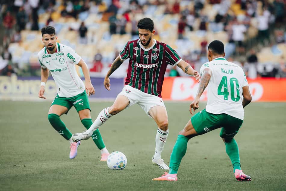 Jemmes, zagueiro do Fluminense, é cercado por Flaco López e Allan, do Palmeiras