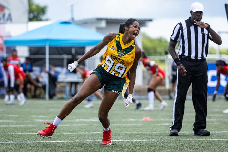 Jenni Leitão, da seleção brasileira de flag football, em ação