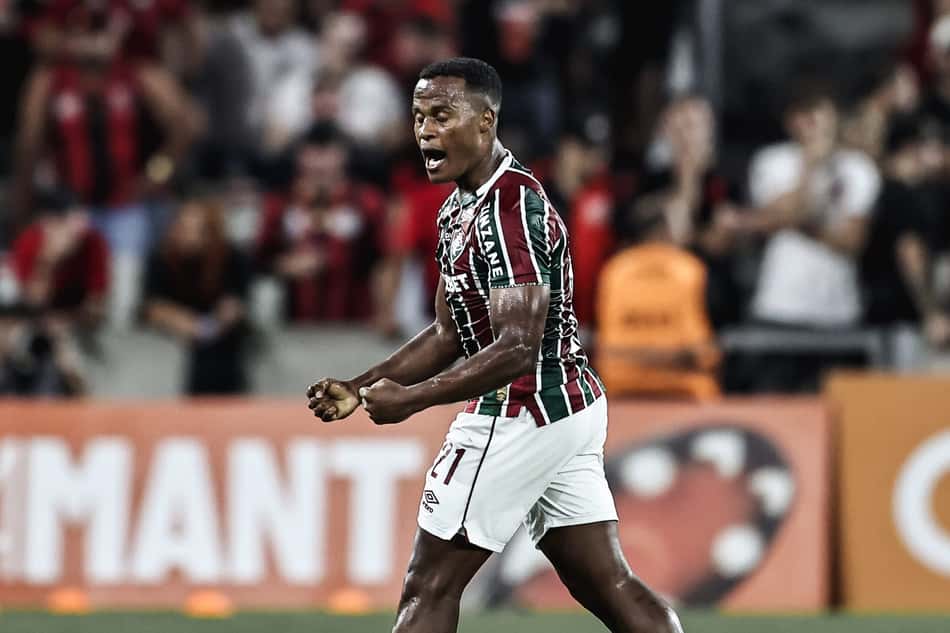 Árias vibrando gol na Arena da Baixada
