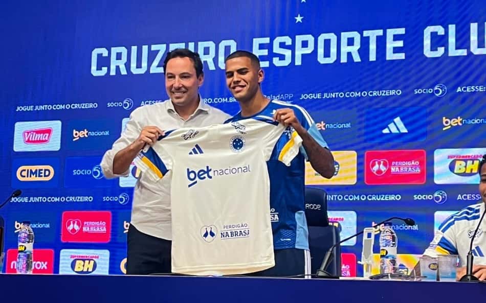João Costa sendo apresentado