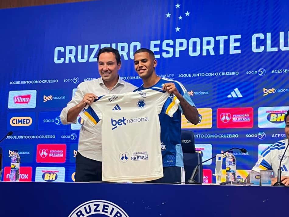 João Costa sendo apresentado como um dos reforços do Cruzeiro