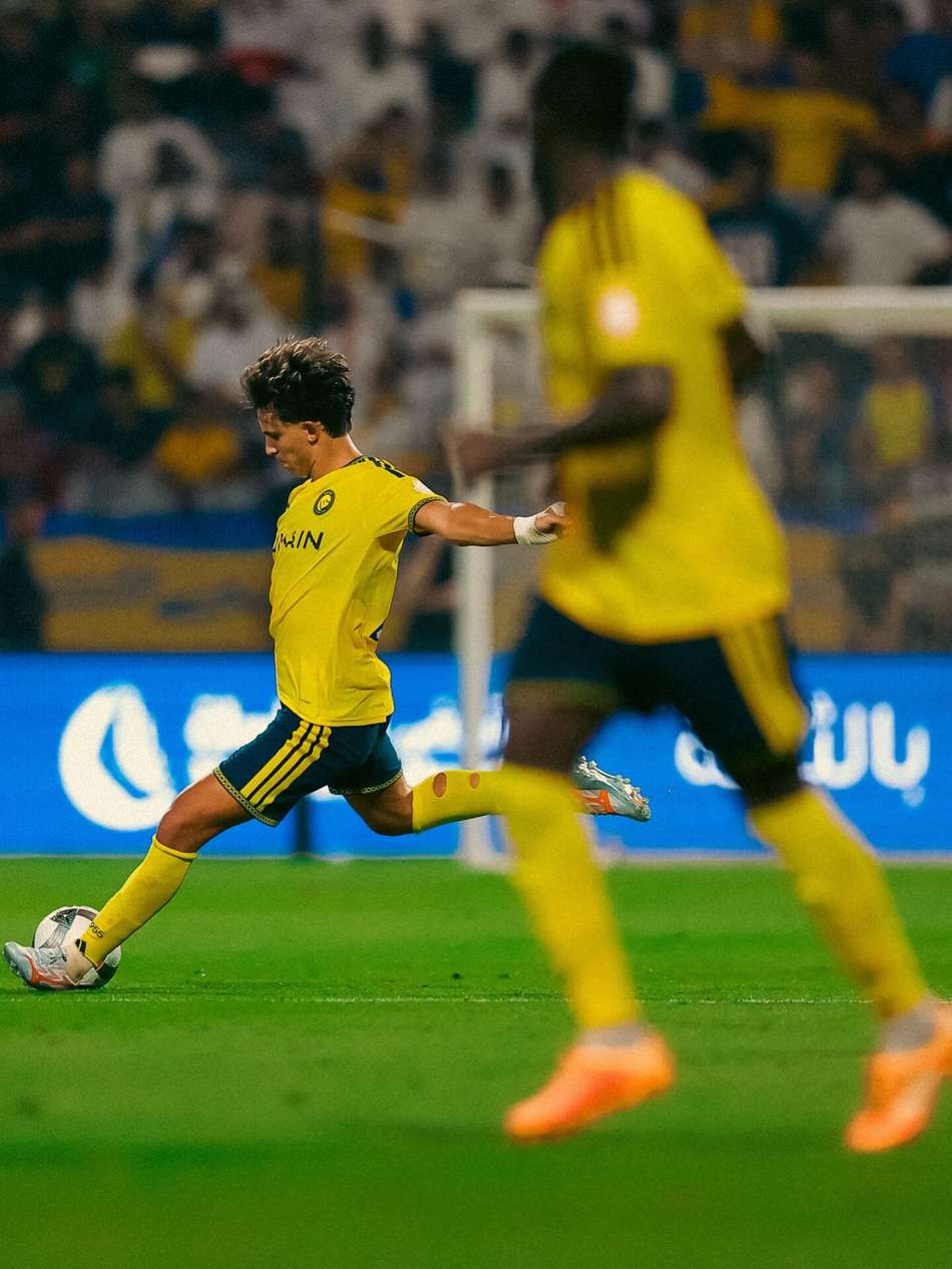 João Félix em movimento de chute