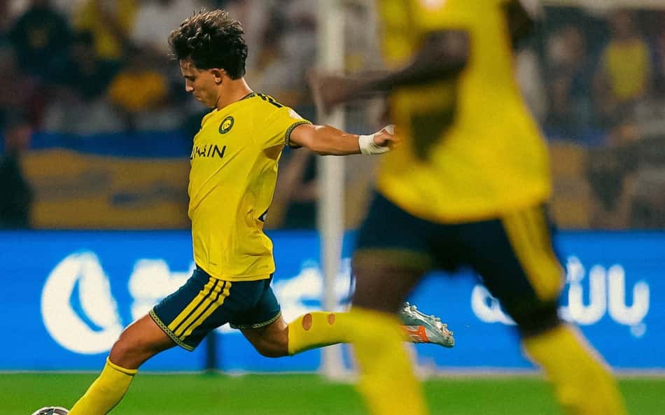 João Félix em movimento de chute