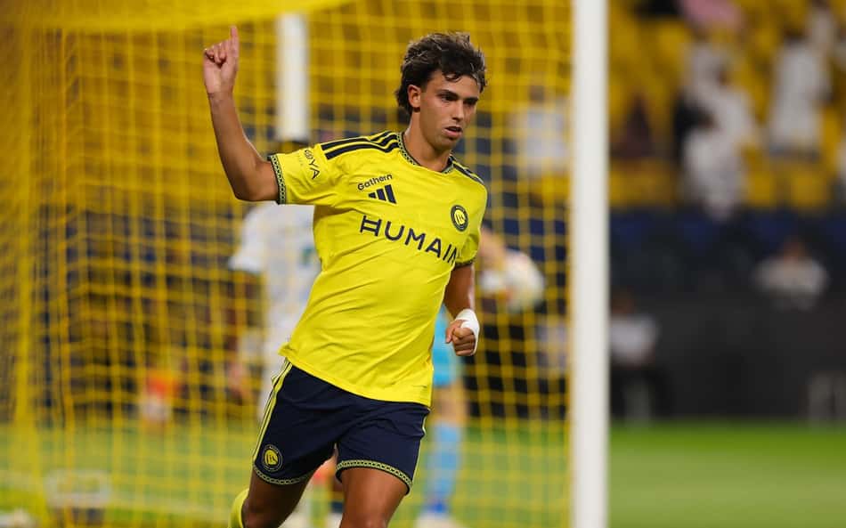 João Félix correndo apontando para o céu