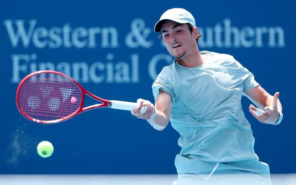 João Fonseca bate de forehand no triunfo na estreia em Cincinnati