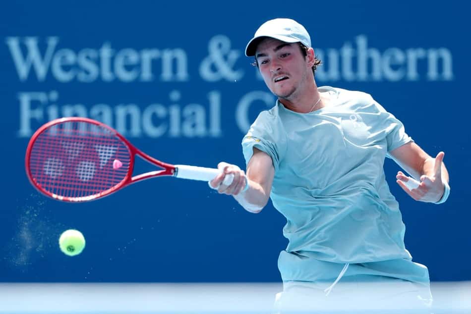 João Fonseca bate de forehand no triunfo na estreia em Cincinnati