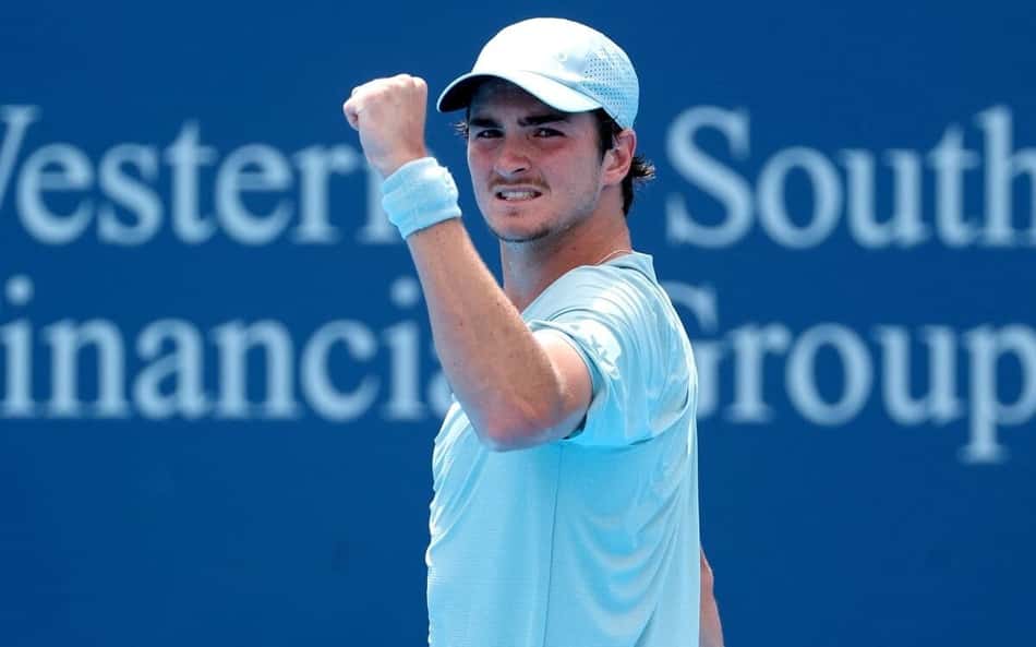 João Fonseca cerra o punho na vitória na estreia em Cincinnati