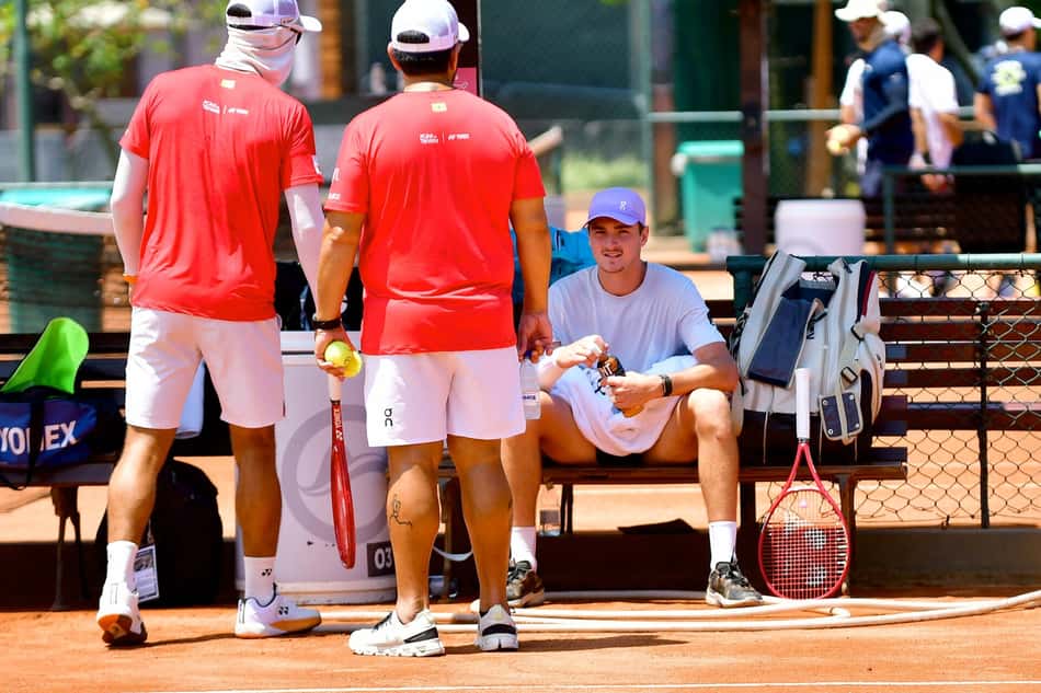 João Fonseca com o técnico Guilherme Teixeira e o fisioterapeuta Egídio Magalhães em treino no Rio Open (Foto: Fotojump/Divulgação)