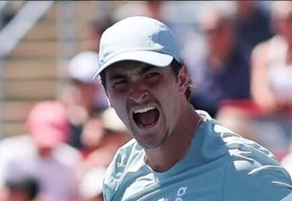 João Fonseca comemora ponto na vitória sobre Tsitsipas na estreia em Montreal