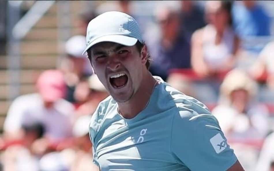 João Fonseca comemora ponto na vitória sobre Tsitsipas na estreia em Montreal