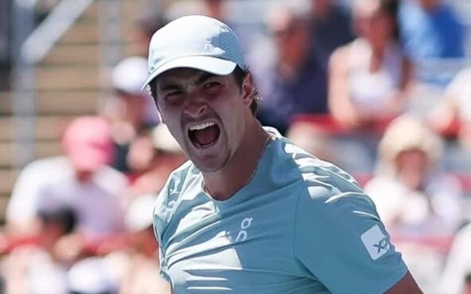 João Fonseca comemora ponto na vitória sobre Tsitsipas na estreia em Montreal