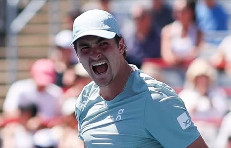 João Fonseca comemora ponto na vitória sobre Tsitsipas na estreia em Montreal