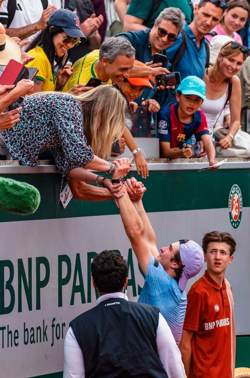 João Fonseca comemorando com a família depois de uma vitória em Roland Garros 2025