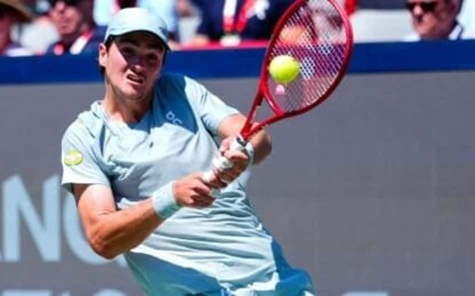 João Fonseca devolve de backhand na vitória sobre Tsitsipas em Montreal