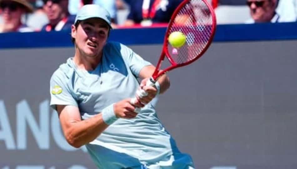 João Fonseca devolve de backhand na vitória sobre Tsitsipas em Montreal