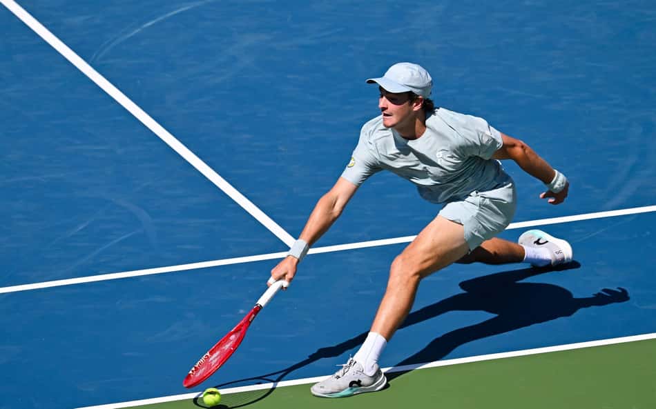 O brasileiro João Fonseca erra uma bola de backhand contra Stefanos Tsitsipas, da Grécia, durante a partida de simples do segundo turno no quarto dia do Masters 1000 de Montreal (National Bank Open), no Stade IGA, em Montreal, Quebec, Canadá (Foto: Minas Panagiotakis / Getty Images North America / Getty Images via Afp)