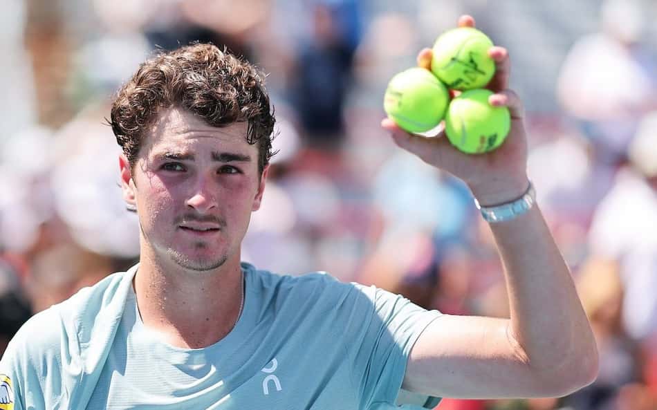 João Fonseca exibe três bolas em partida em Montreal