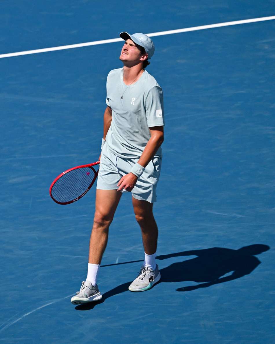 O brasileiro João Fonseca reage durante a partida de simples do segundo turno contra Stefanos Tsitsipas, da Grécia, no quarto dia do Masters 1000 de Montreal (National Bank Open), no Stade IGA, em Montreal, Quebec, Canadá (Foto: Minas Panagiotakis / Getty Images North America / Getty Images via Afp)