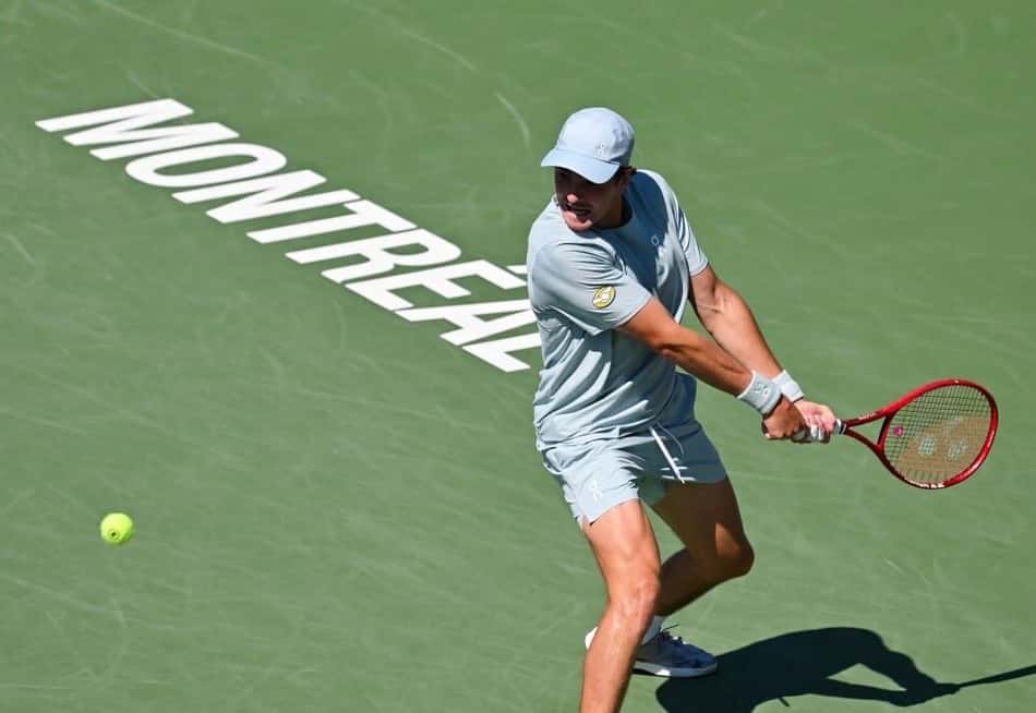 João Fonseca prepara o backhand na estreia em Montreal
