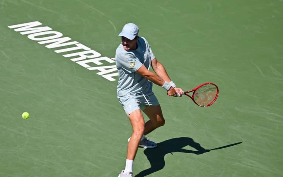 João Fonseca prepara o backhand na estreia em Montreal
