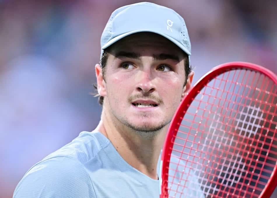 João Fonseca reage após ponto na derrota para Shelton em Montreal (Foto: Minas Panagiotakis / GETTY IMAGES NORTH AMERICA / Getty Images via AFP)