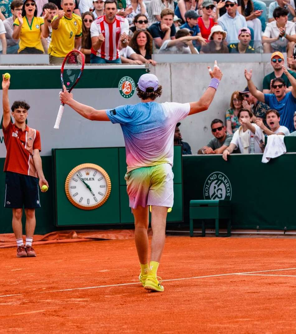 João Fonseca rege a torcida (Roland Garros, 2025)