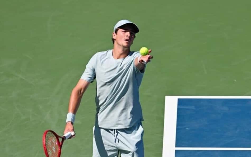 João Fonseca se prepara para sacar na vitória sobre o grego Stefanos Tsitsipas