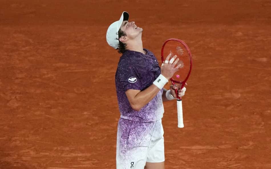 João Fonseca venceu Casper Ruud nas oitavas de Roland Garros (Foto: Dimitar DILKOFF / AFP)