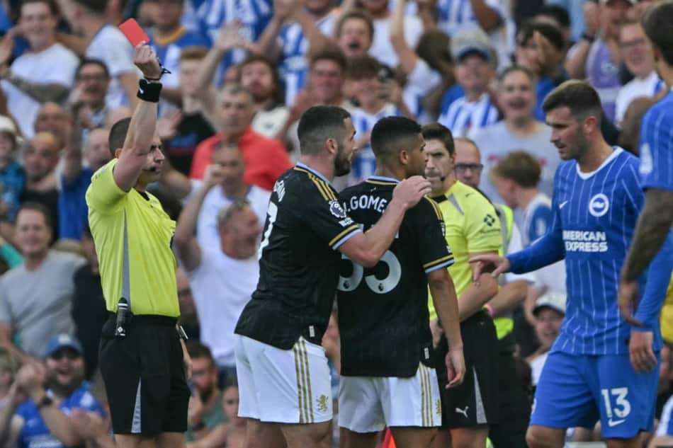 João Gomes durante estreia na Premier League pelo Aston Villa (Foto: Glyn KIRK / AFP)