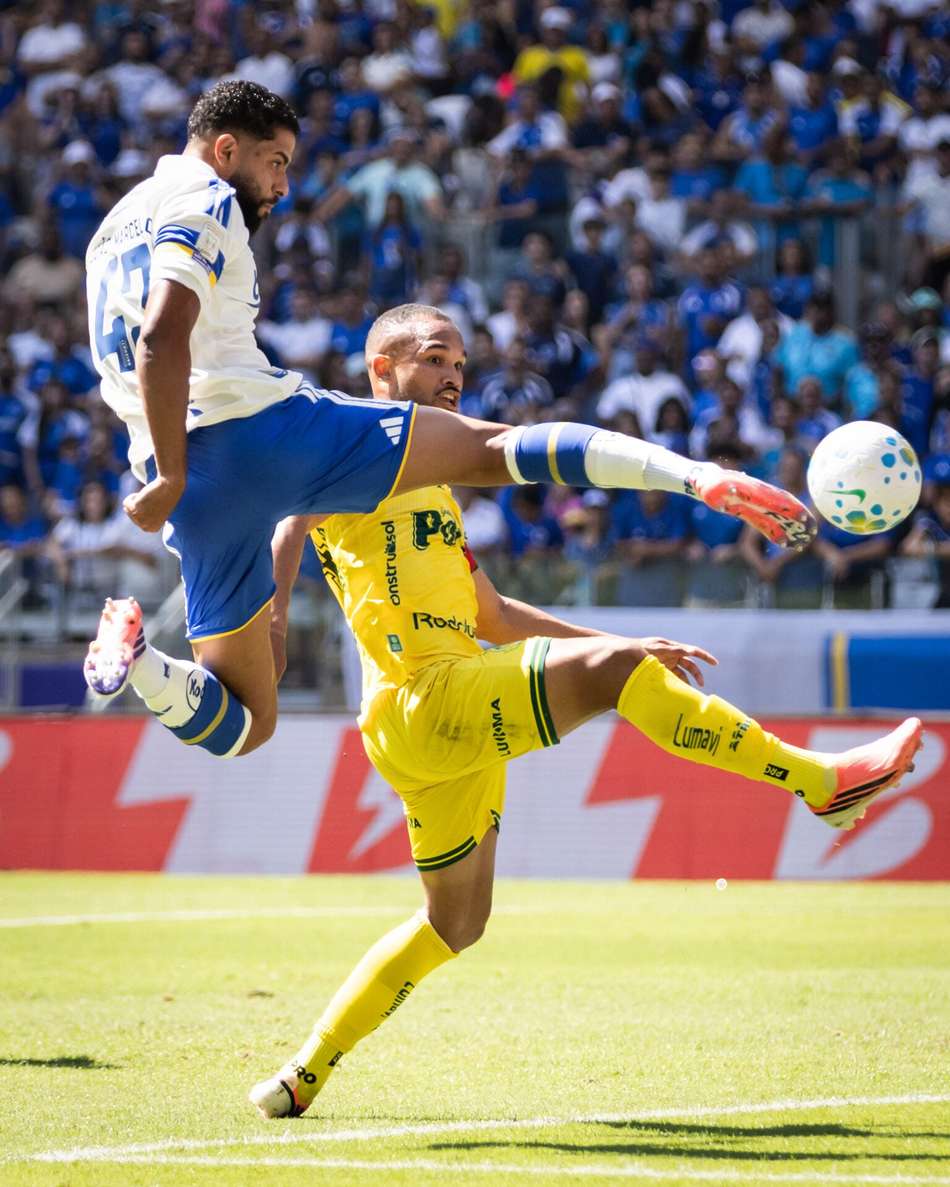 João Marcelo chuta bola dentro da área em Cruzeiro x Mirassol ( Foto: Gustavo Aleixo/Cruzeiro)