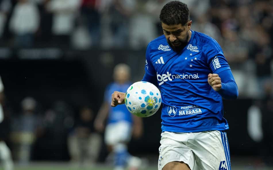 João Marcelo conduz bola