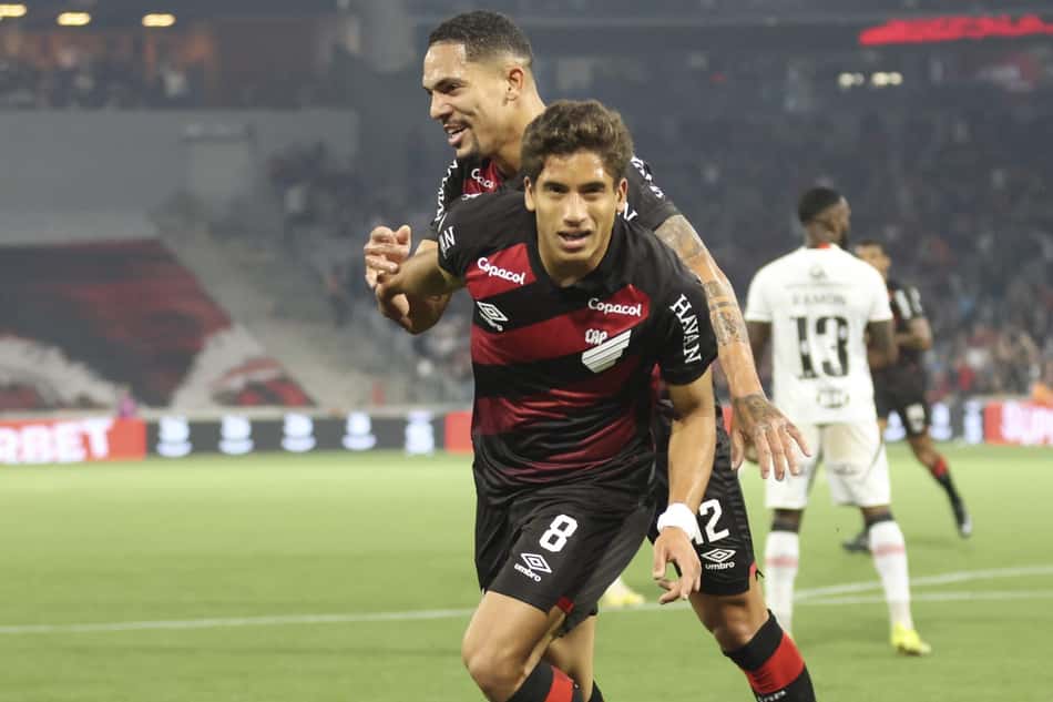 João Cruz comemora seu gol na vitória do Atlhetico-PR sobre o Vitória pela Copa do Brasil