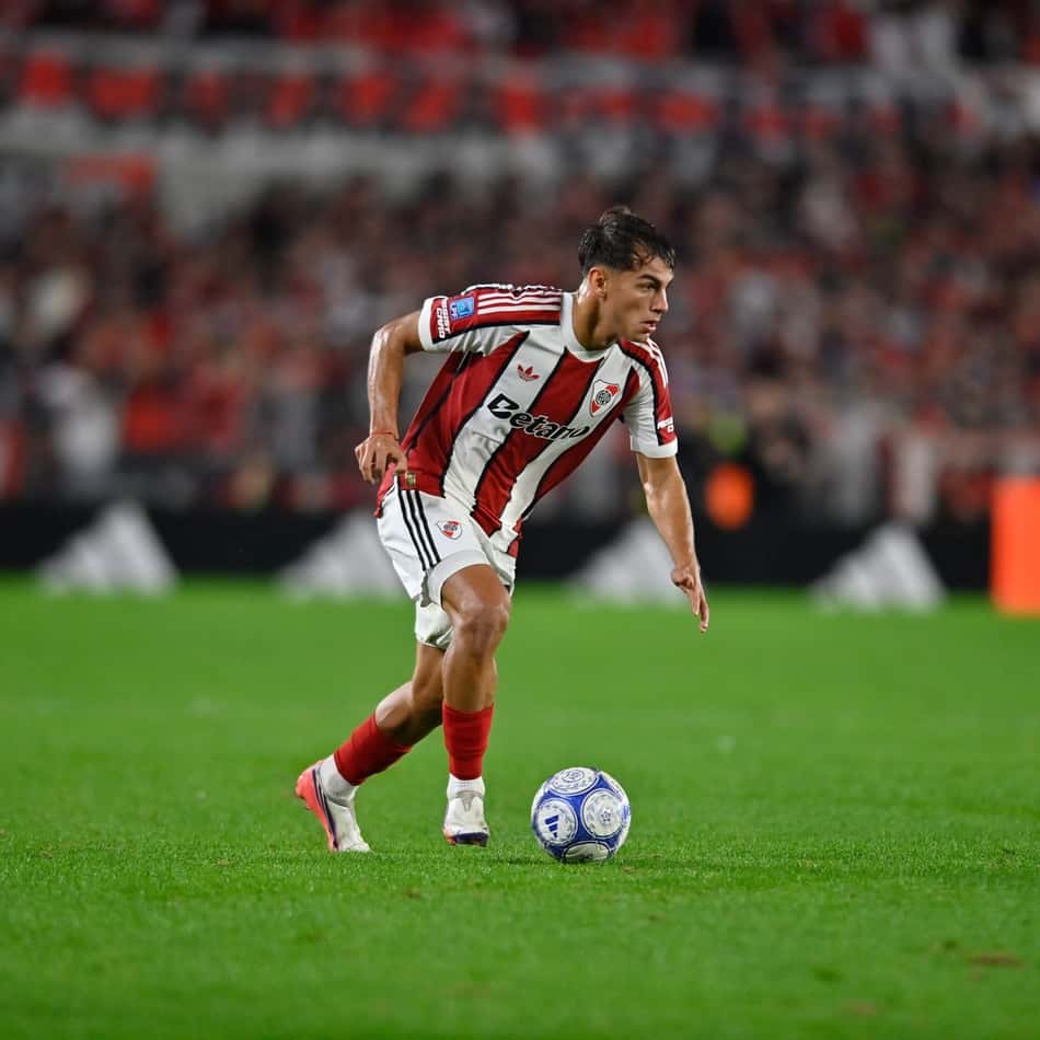 Joaquin Freitas com a posse da bola