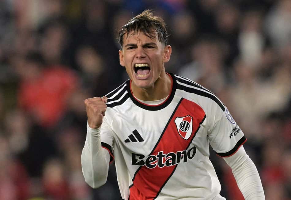 Joaquín Freitas comemora após marcar seu gol na disputa de pênaltis contra o Independiente Santa Fe pela Sul-Americana