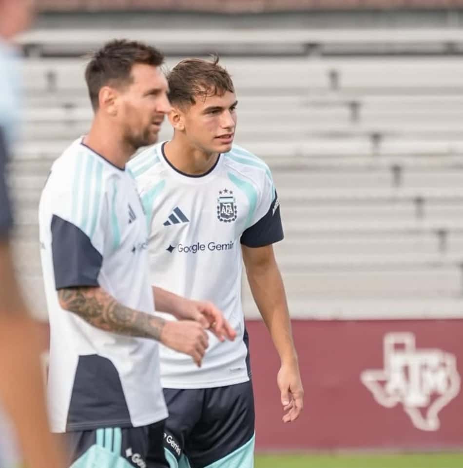 Joaquín Freitas ao lado de Lionel Messi em treinamento pela seleção argentina