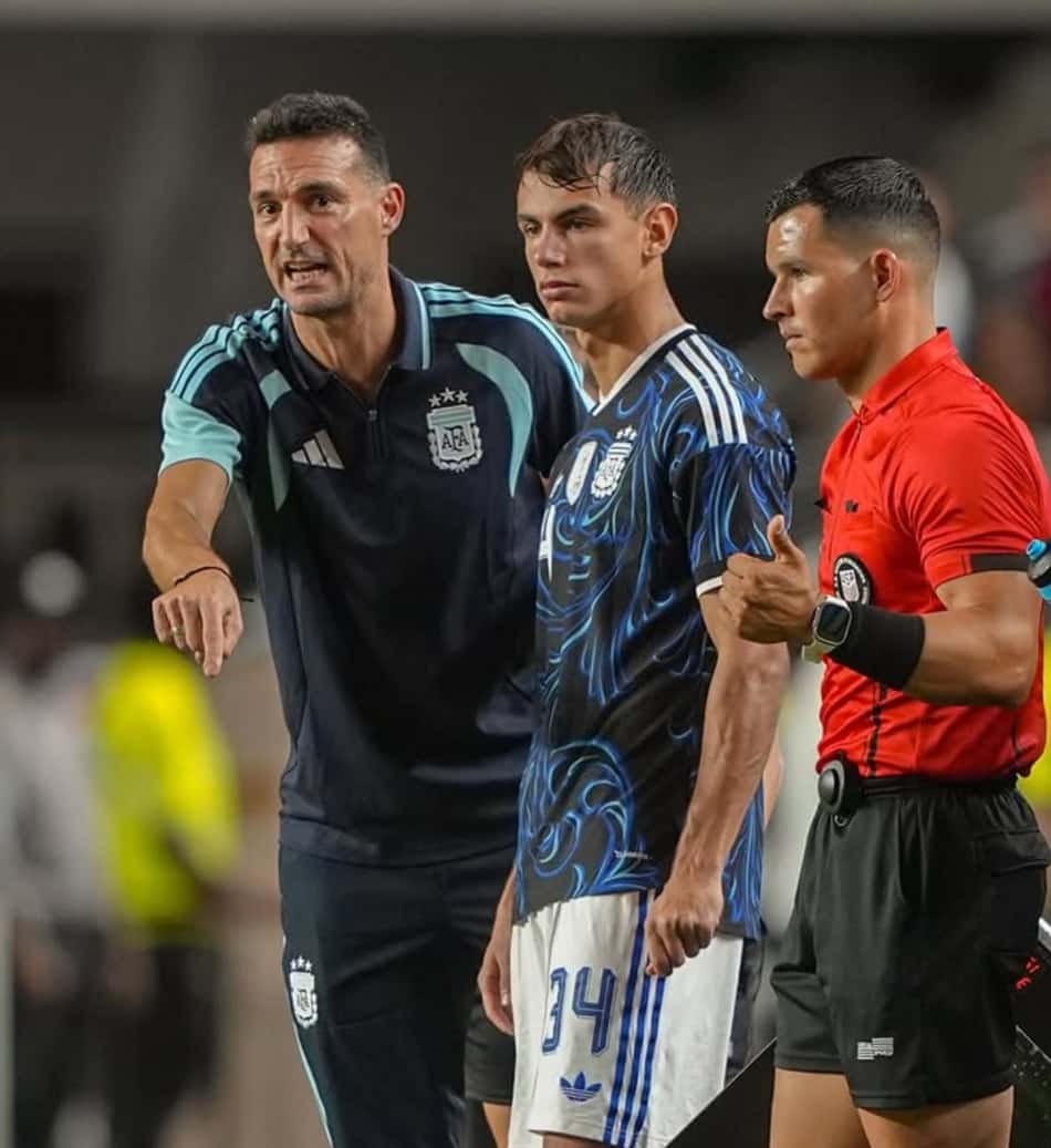 Joaquín Freitas recebe instruções do técnico da seleção da Argentina, Lionel Scaloni
