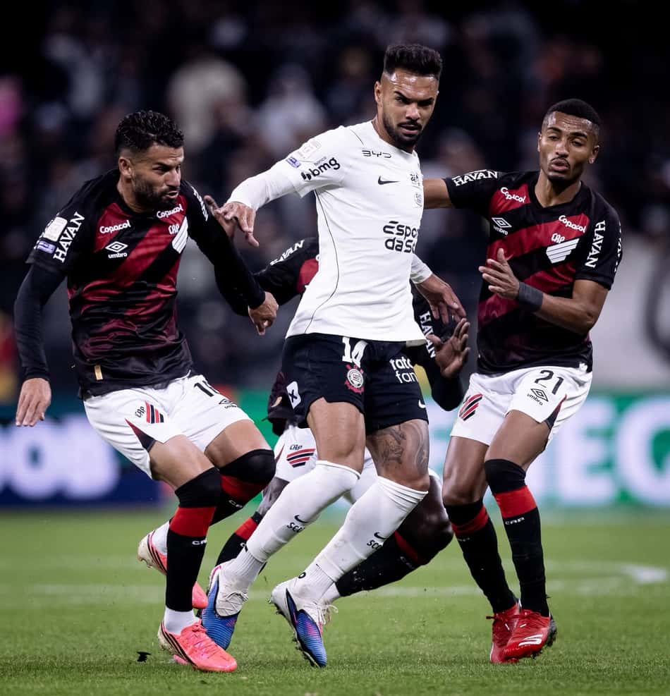 Raniele, do Corinthians, recebe a marcação de dois atletas do Athletico em empate pelo Brasileiro