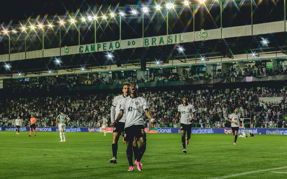 Jogadores Atlético contra o Juventude (Foto: Pedro Souza / Atlético)